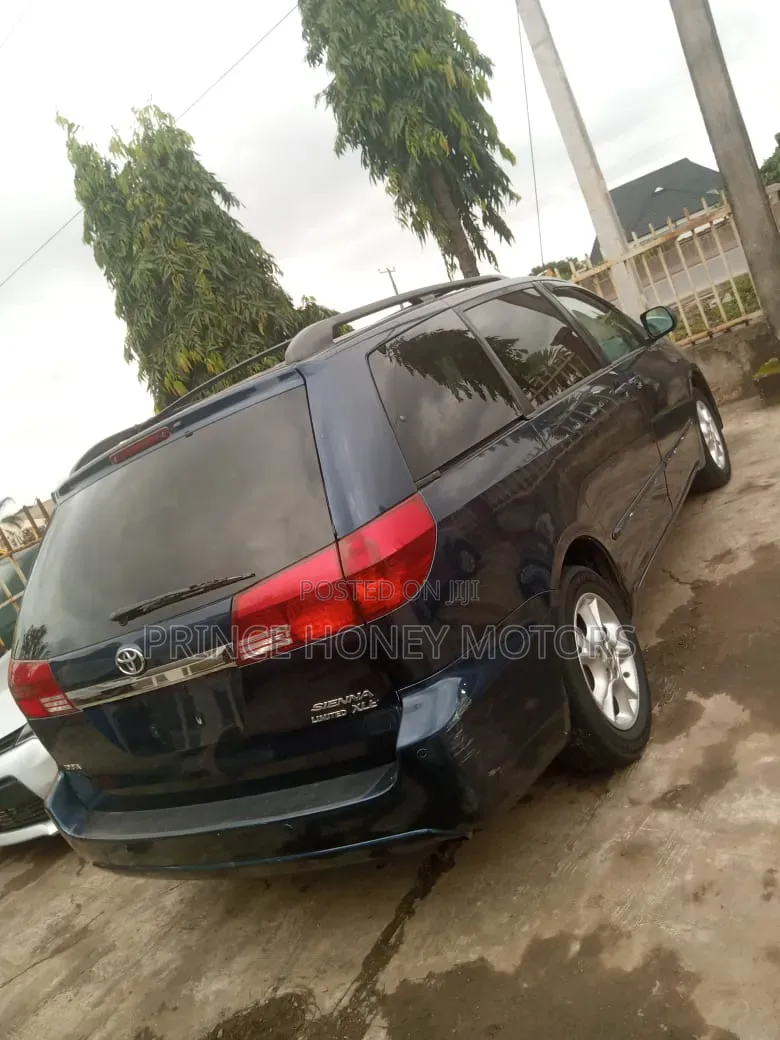 Toyota Sienna 2005 Blue
