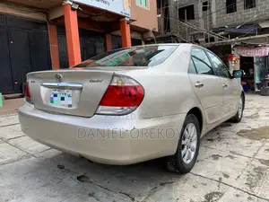 Toyota Camry XLE V6 4dr Sedan (3.0L 6cyl 5A) 2004 Gold