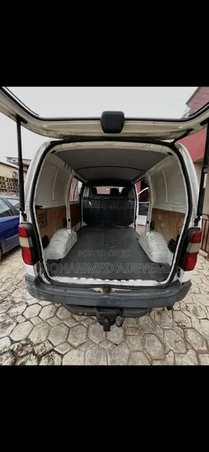 Toyota HiAce 2005 White