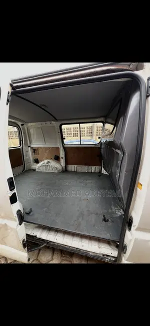 Toyota HiAce 2005 White