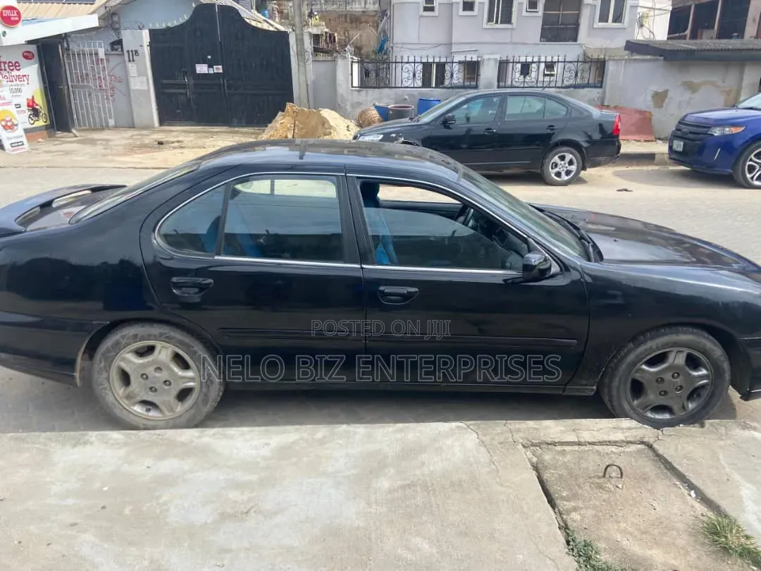 Nissan Altima 2000 Black