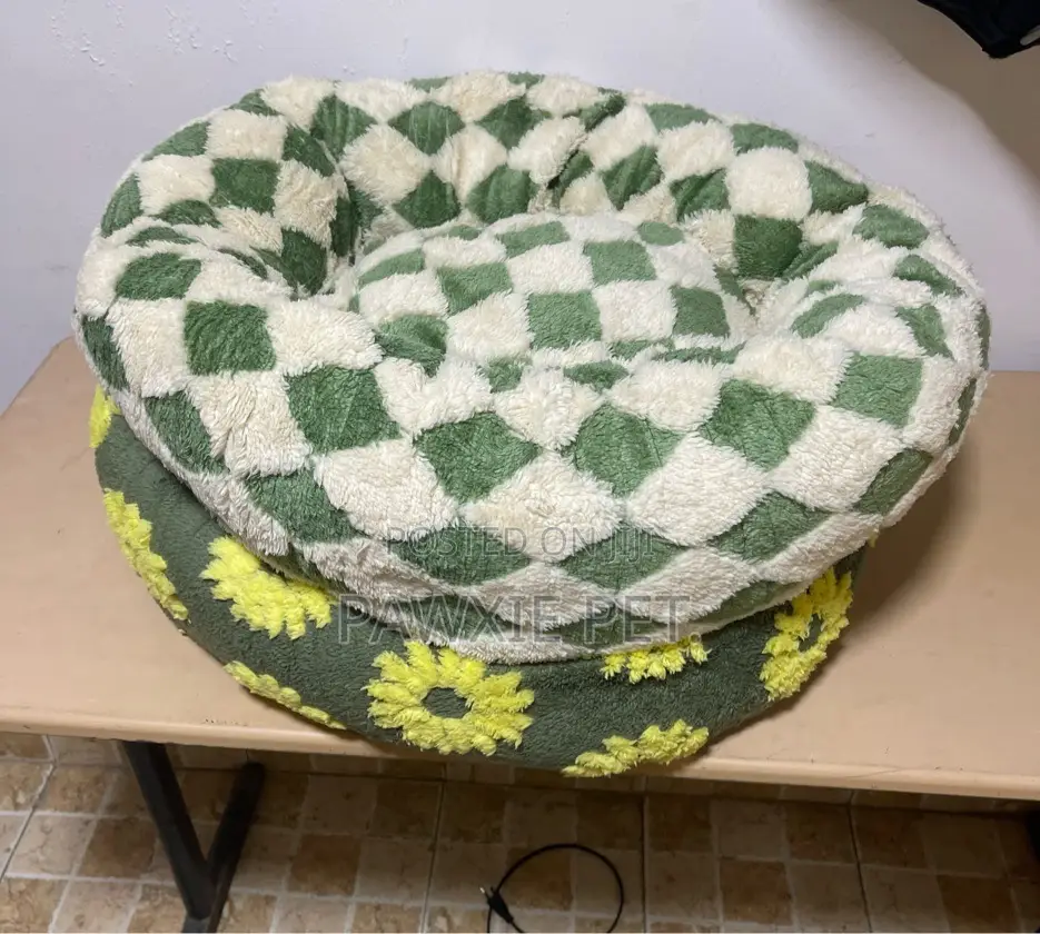 Flower/Check Design Short Fur Donut Bed