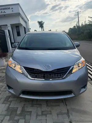 Toyota Sienna LE 7 Passenger 2010 Silver