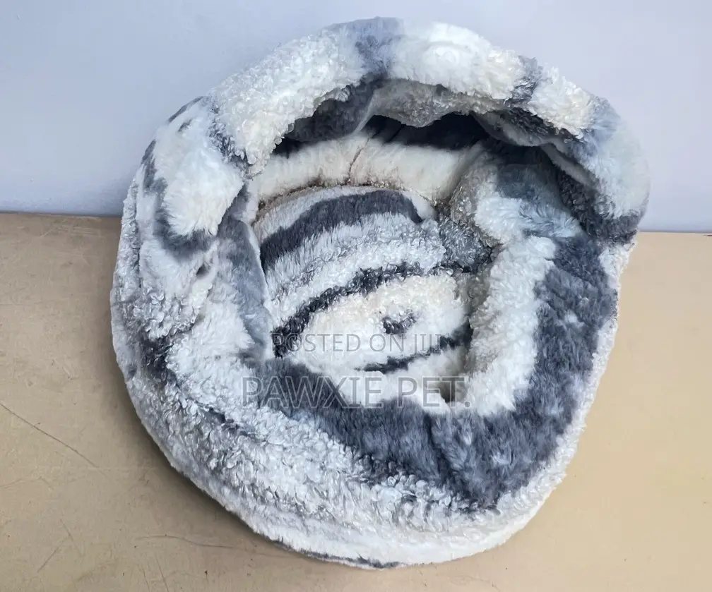 Short Fur Bed With Hood 50cm(s)