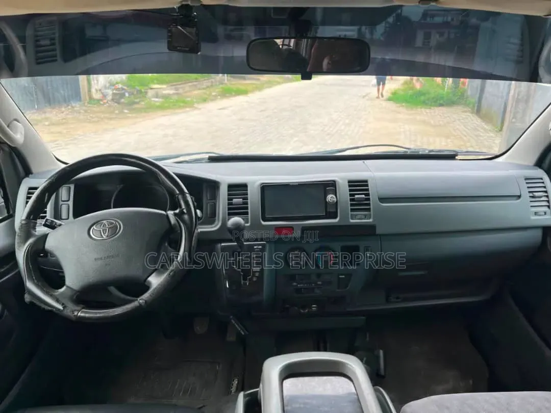 Toyota HiAce 2013 Black