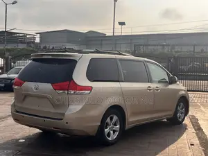 Toyota Sienna 2011 Gold