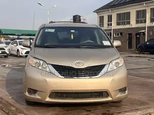 Toyota Sienna 2011 Gold