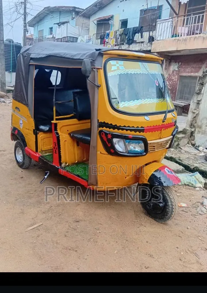 Bus 2022 Yellow