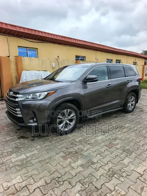 Toyota Highlander LE Plus 4x4 V6 (3.5L 6cyl 8A) 2018 Gray