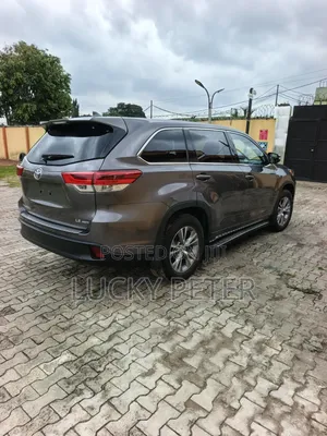 Toyota Highlander LE Plus 4x4 V6 (3.5L 6cyl 8A) 2018 Gray