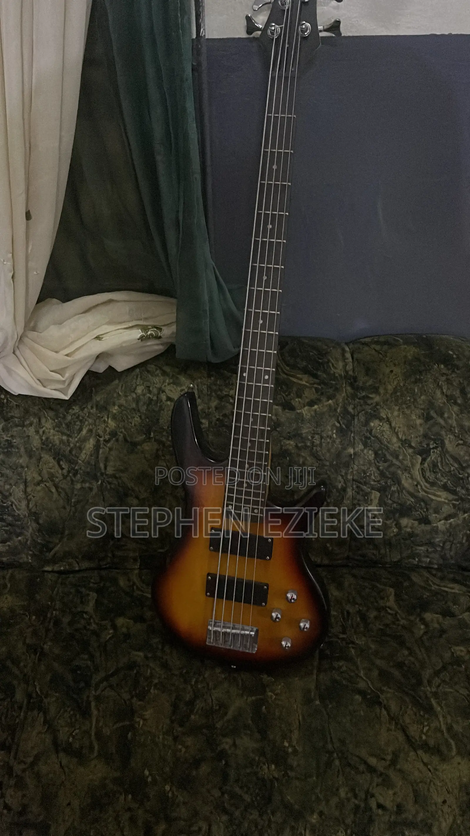 5 Strings Fender Bass Guitar