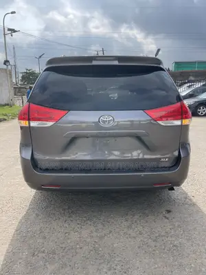 Toyota Sienna XLE 8-Passenger 4dr Minivan (3.5L 6cyl 6A) 2014 Gray