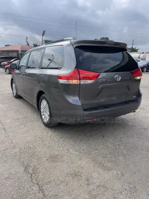 Toyota Sienna XLE 8-Passenger 4dr Minivan (3.5L 6cyl 6A) 2014 Gray