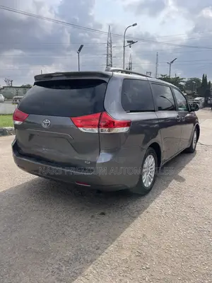 Toyota Sienna XLE 8-Passenger 4dr Minivan (3.5L 6cyl 6A) 2014 Gray
