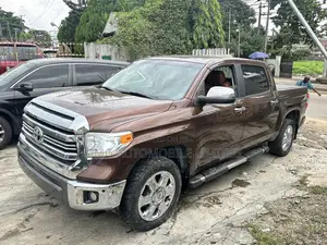 Toyota Tundra 1794 5.7L V8 w/FFV 4x4 CrewMax 5.6 ft. box 145.7 in. WB