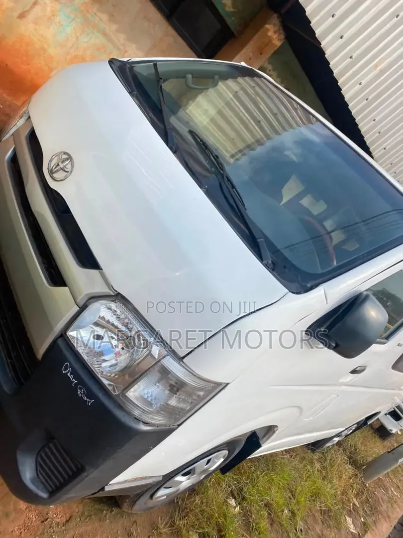 Toyota HiAce 2019 White