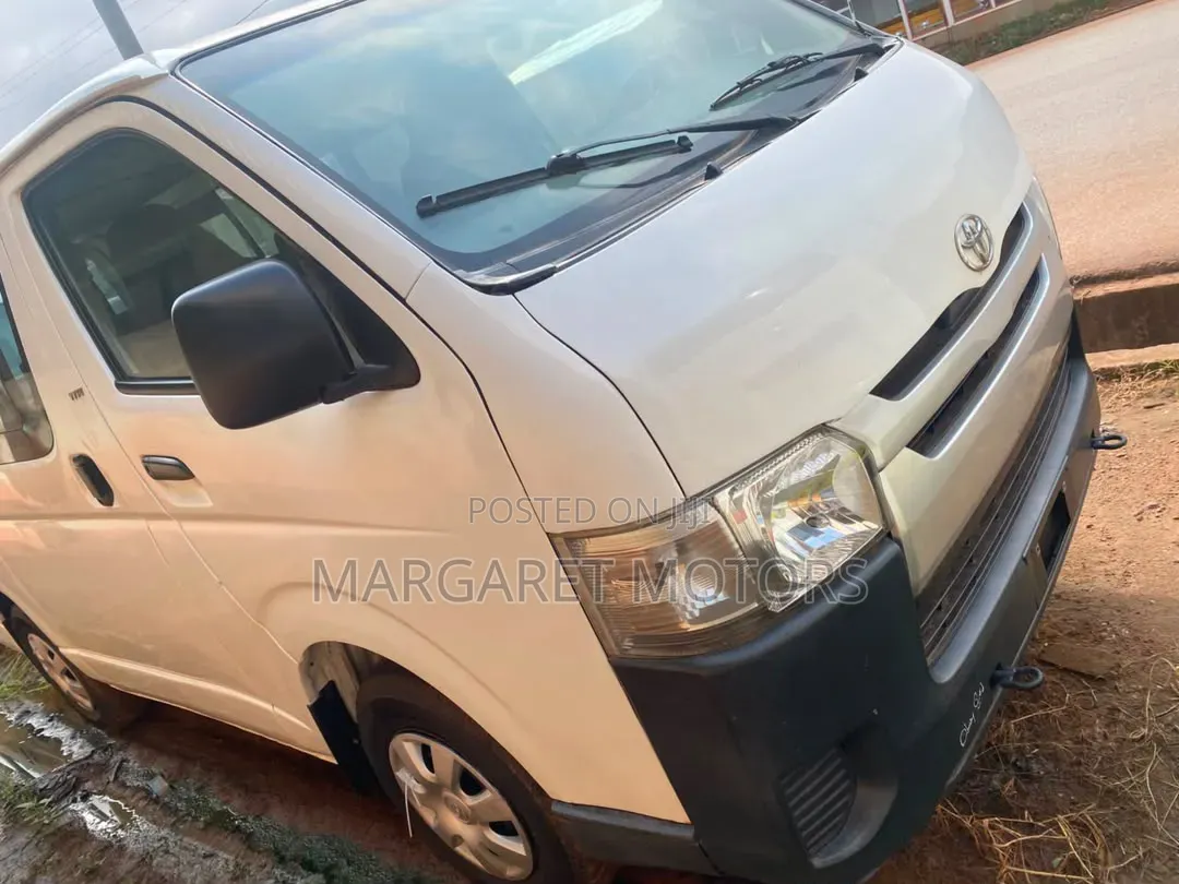 Toyota HiAce 2019 White