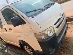 Toyota HiAce 2019 White