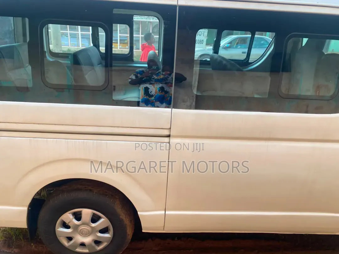 Toyota HiAce 2019 White