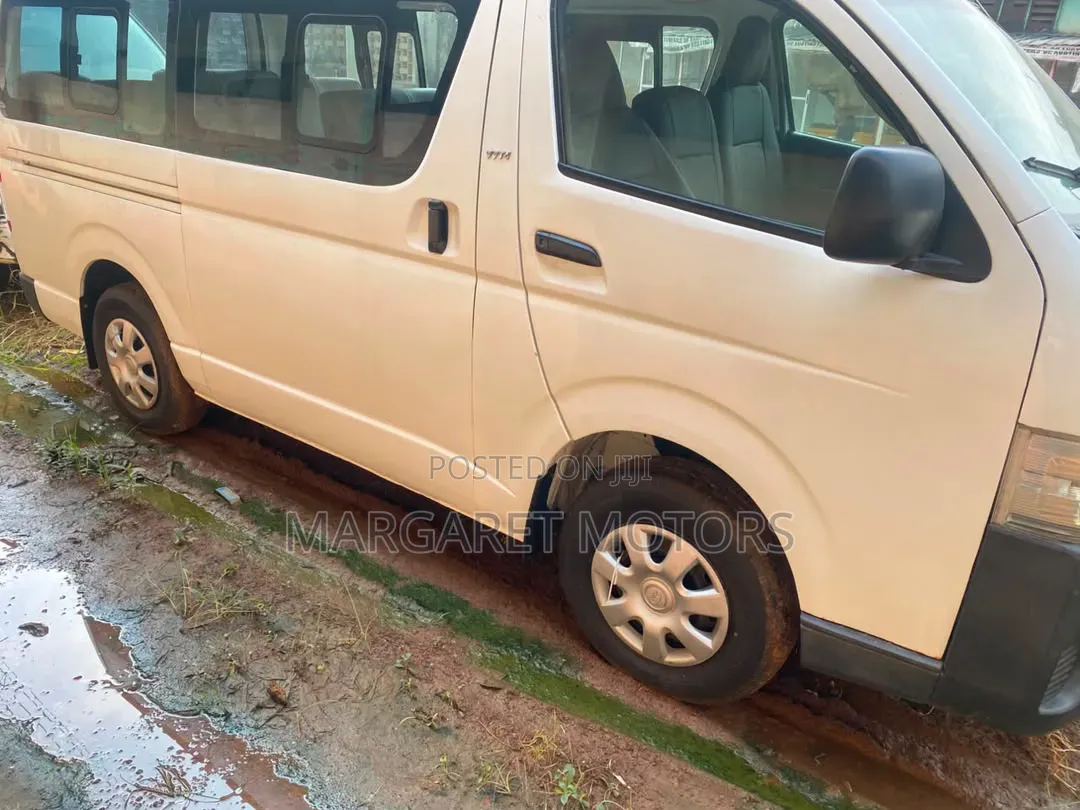 Toyota HiAce 2019 White