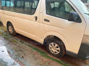 Toyota HiAce 2019 White