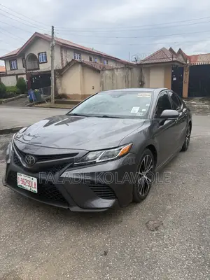 Toyota Camry SE FWD (2.5L 4cyl 8AM) 2018 Gray