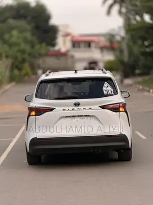 Toyota Sienna XLE 7-Passenger 2021 White