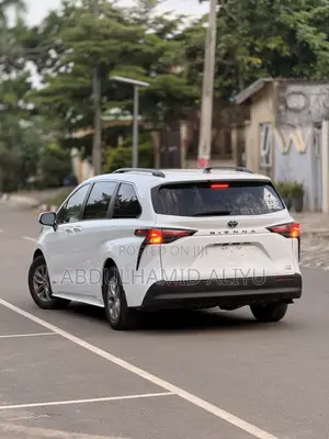 Toyota Sienna XLE 7-Passenger 2021 White