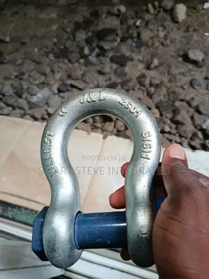Galvanized Steel Bow Shackle With a Screw Pin.