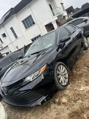 Toyota Camry LE FWD (2.5L 4cyl 8AM) 2018 Blue