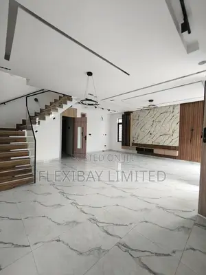 5bdrm Duplex in Chevron for rent