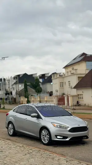 Ford Focus Titanium Sedan FWD (2.0L 4cyl 6A) 2017 Silver