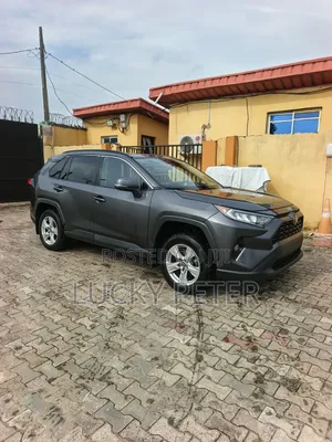 Toyota RAV4 XLE 2021 Gray