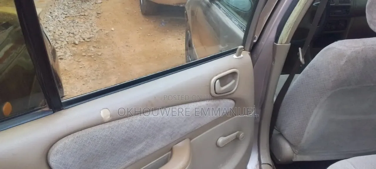Toyota Corolla 2000 Gold
