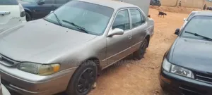 Toyota Corolla 2000 Gold
