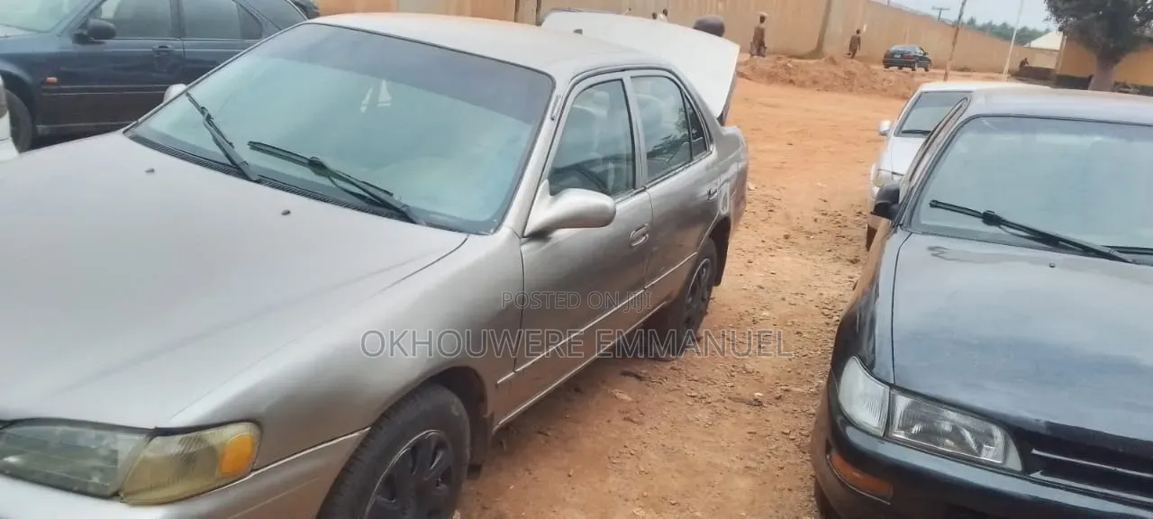 Toyota Corolla 2000 Gold