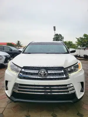 Toyota Highlander XLE 4x4 V6 (3.5L 6cyl 8A) 2017 White