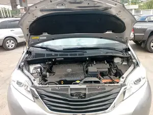 Toyota Sienna 2011 Silver
