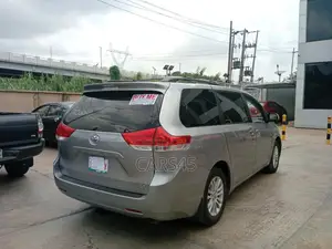Toyota Sienna 2011 Silver
