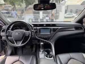 Toyota Camry SE FWD (2.5L 4cyl 8AM) 2018 Gray
