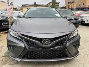Toyota Camry SE FWD (2.5L 4cyl 8AM) 2018 Gray