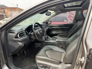 Toyota Camry SE FWD (2.5L 4cyl 8AM) 2018 Gray