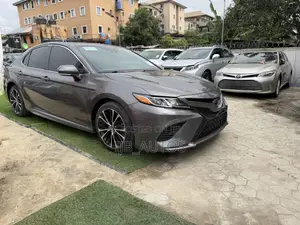 Toyota Camry SE FWD (2.5L 4cyl 8AM) 2018 Gray