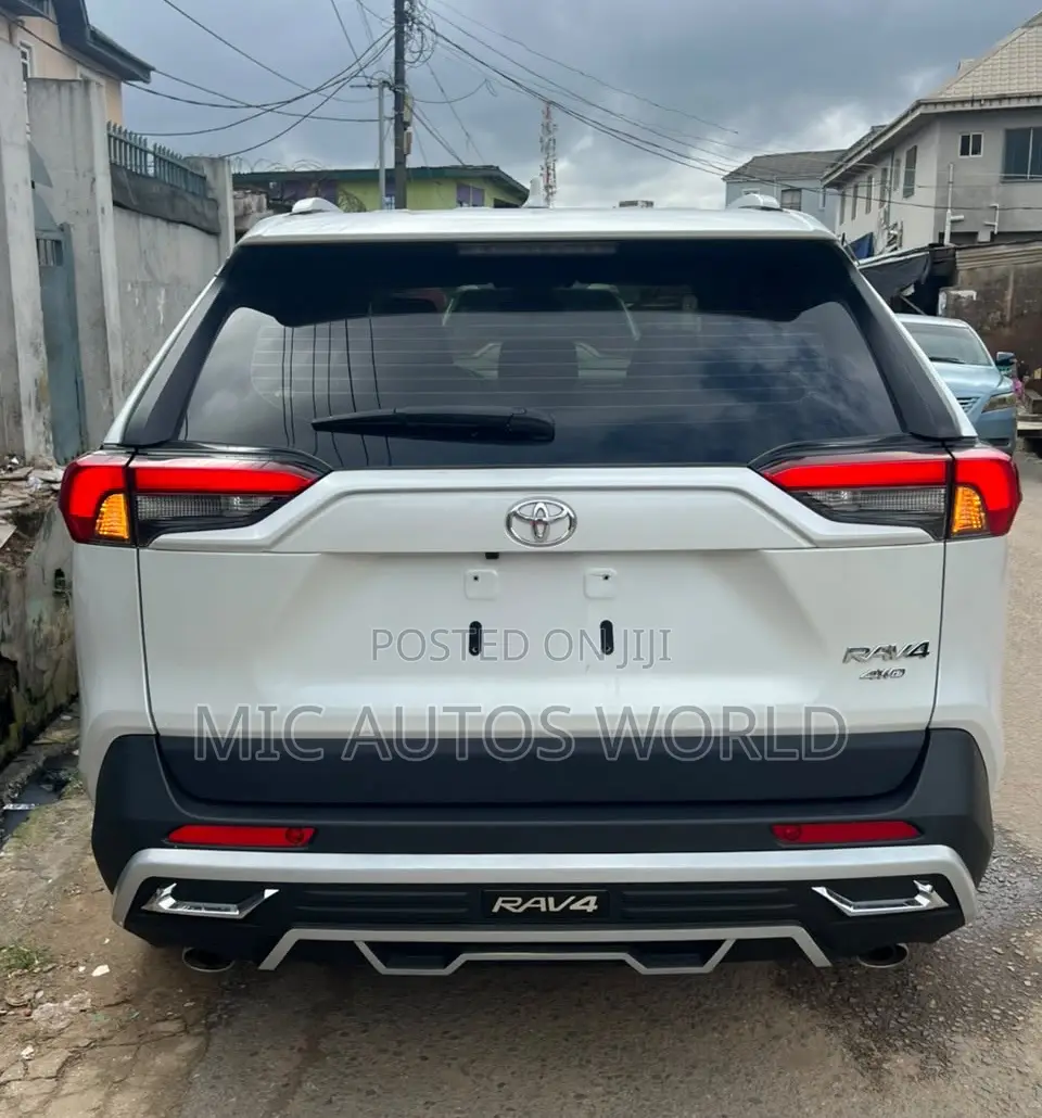 Toyota RAV4 2021 White