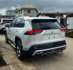 Toyota RAV4 2021 White