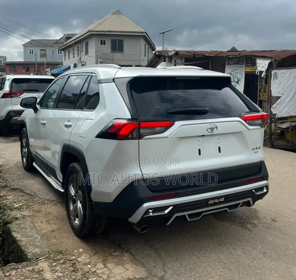 Toyota RAV4 2021 White