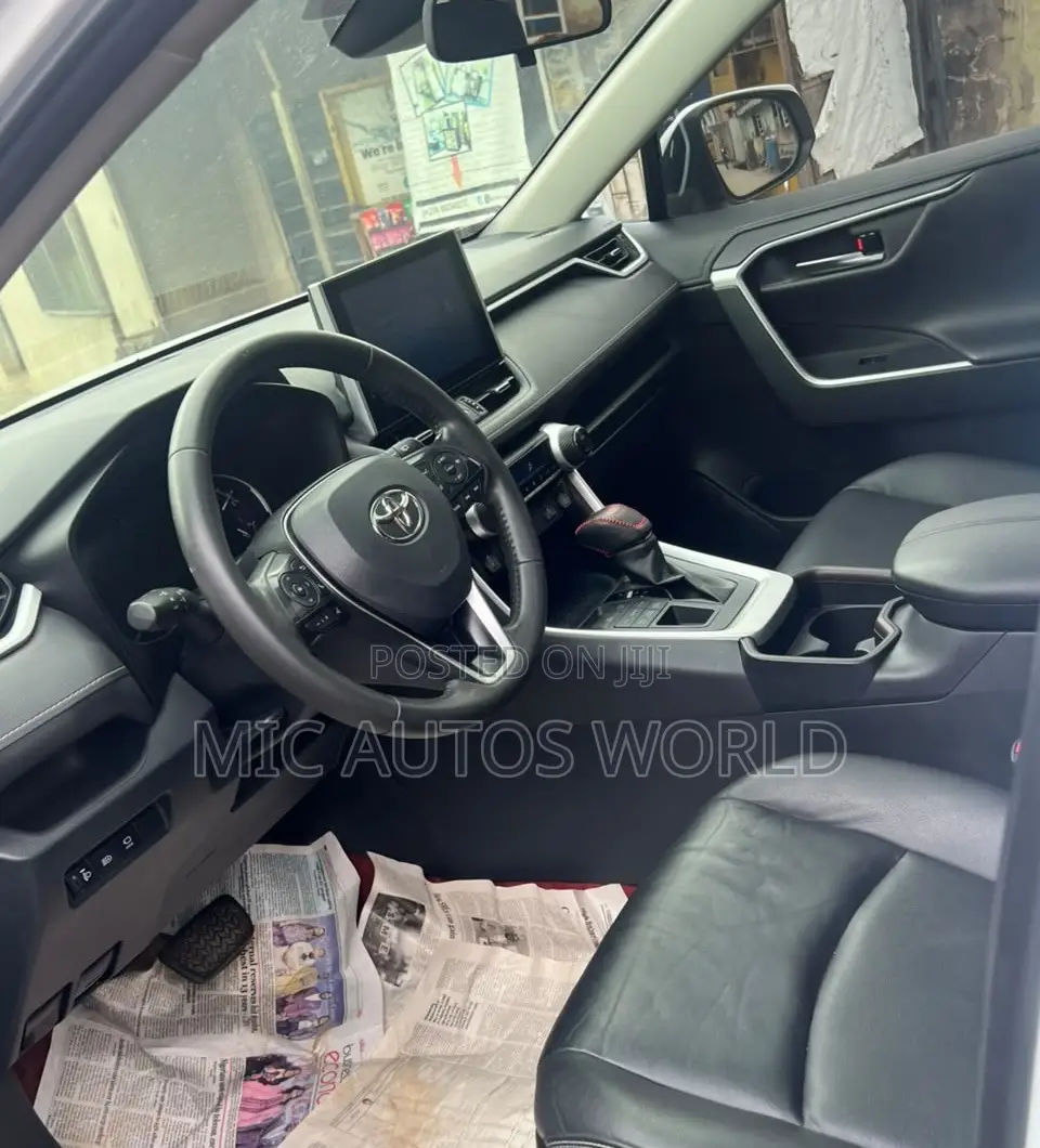 Toyota RAV4 2021 White