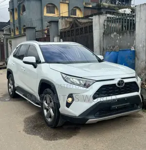 Toyota RAV4 2021 White