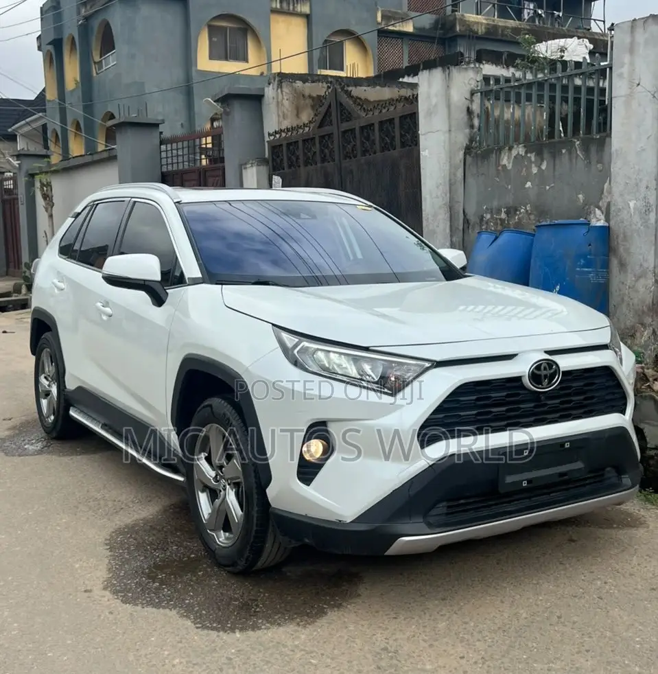Toyota RAV4 2021 White