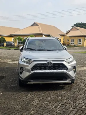 Toyota RAV4 XLE AWD 2019 Silver